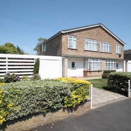 Nicely Decorated 3 Bedroom House Near Heathrow, London Staines-upon-Thames Exteriör bild