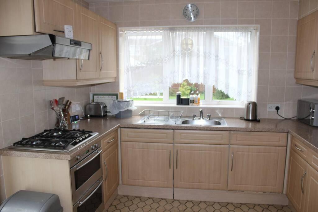 Nicely Decorated 3 Bedroom House Near Heathrow, London Staines-upon-Thames Exteriör bild
