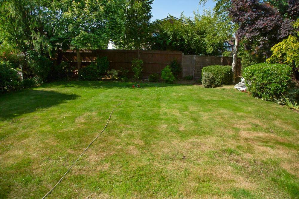 Nicely Decorated 3 Bedroom House Near Heathrow, London Staines-upon-Thames Exteriör bild