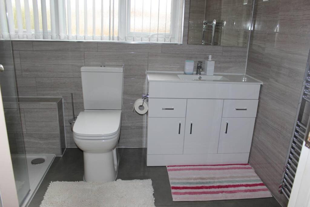 Nicely Decorated 3 Bedroom House Near Heathrow, London Staines-upon-Thames Exteriör bild