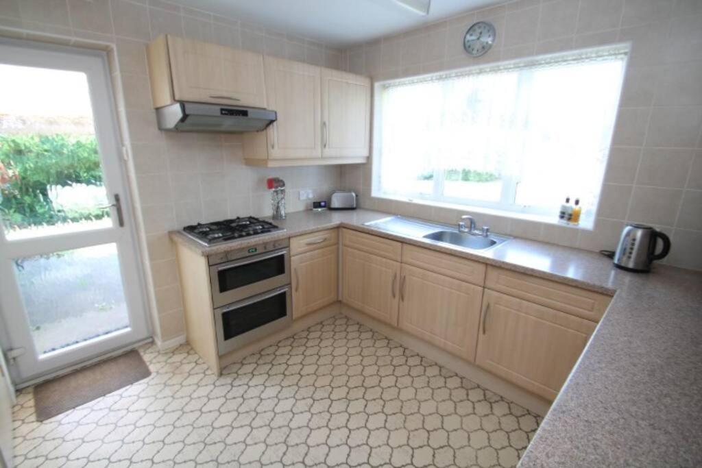 Nicely Decorated 3 Bedroom House Near Heathrow, London Staines-upon-Thames Exteriör bild