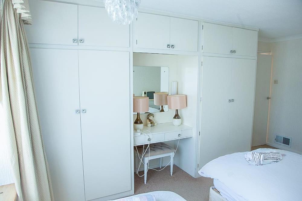 Nicely Decorated 3 Bedroom House Near Heathrow, London Staines-upon-Thames Exteriör bild
