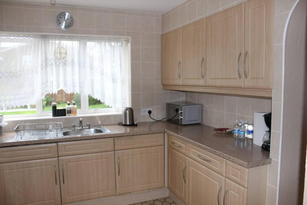 Nicely Decorated 3 Bedroom House Near Heathrow, London Staines-upon-Thames Exteriör bild