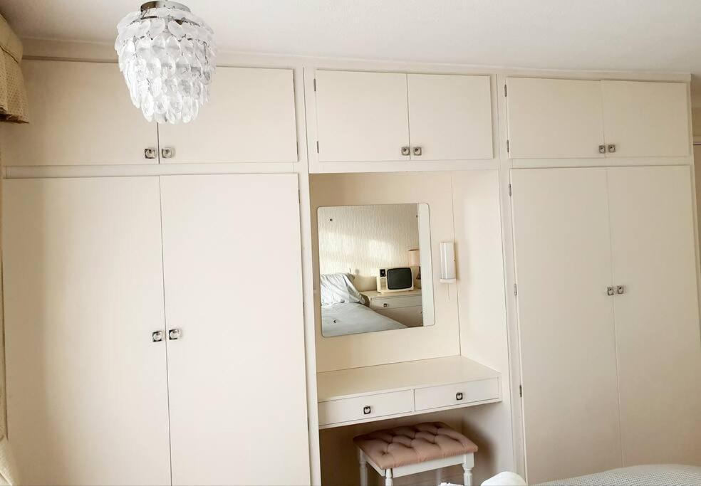 Nicely Decorated 3 Bedroom House Near Heathrow, London Staines-upon-Thames Exteriör bild