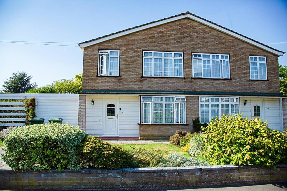 Nicely Decorated 3 Bedroom House Near Heathrow, London Staines-upon-Thames Exteriör bild