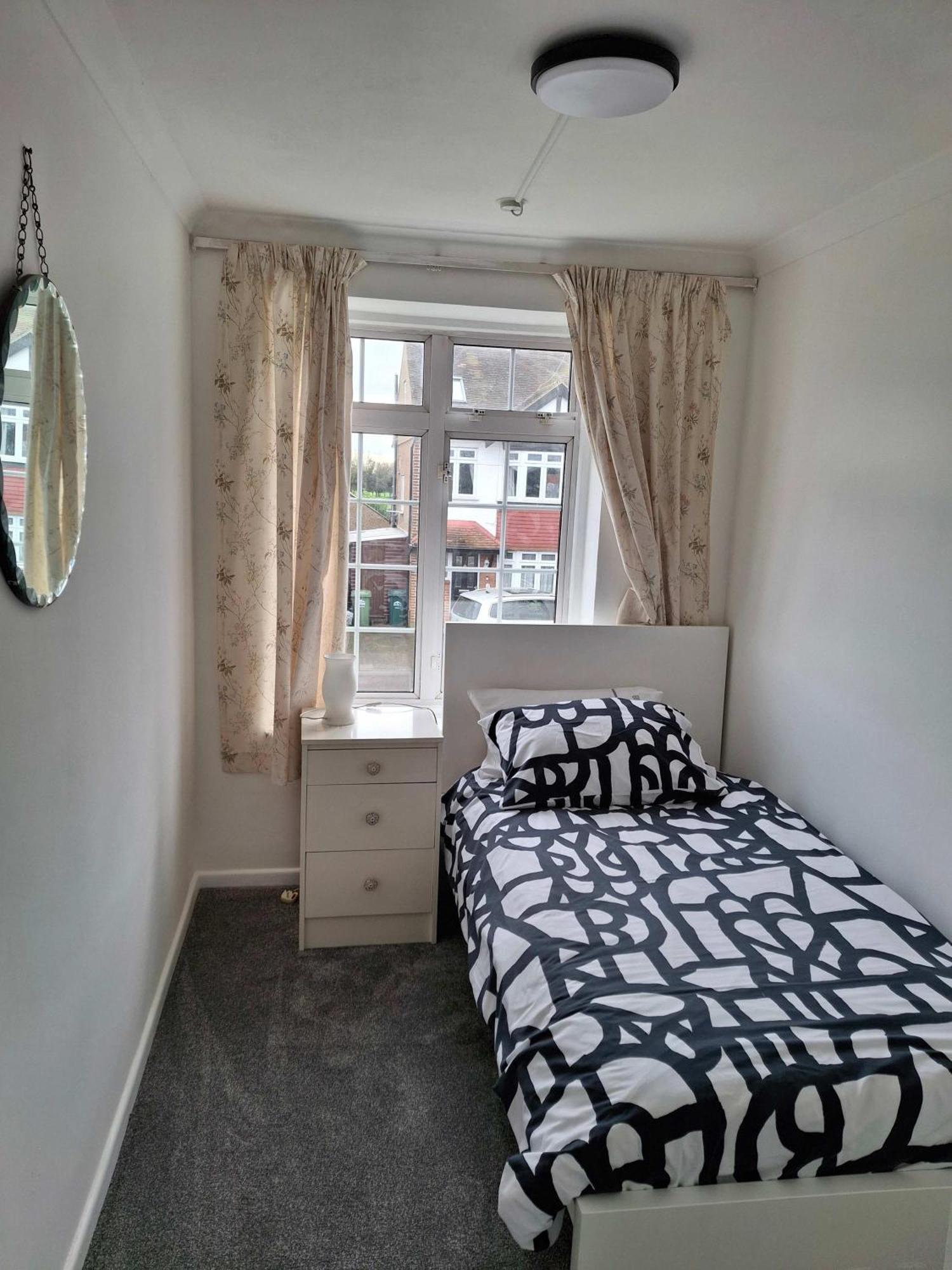 Nicely Decorated 3 Bedroom House Near Heathrow, London Staines-upon-Thames Exteriör bild