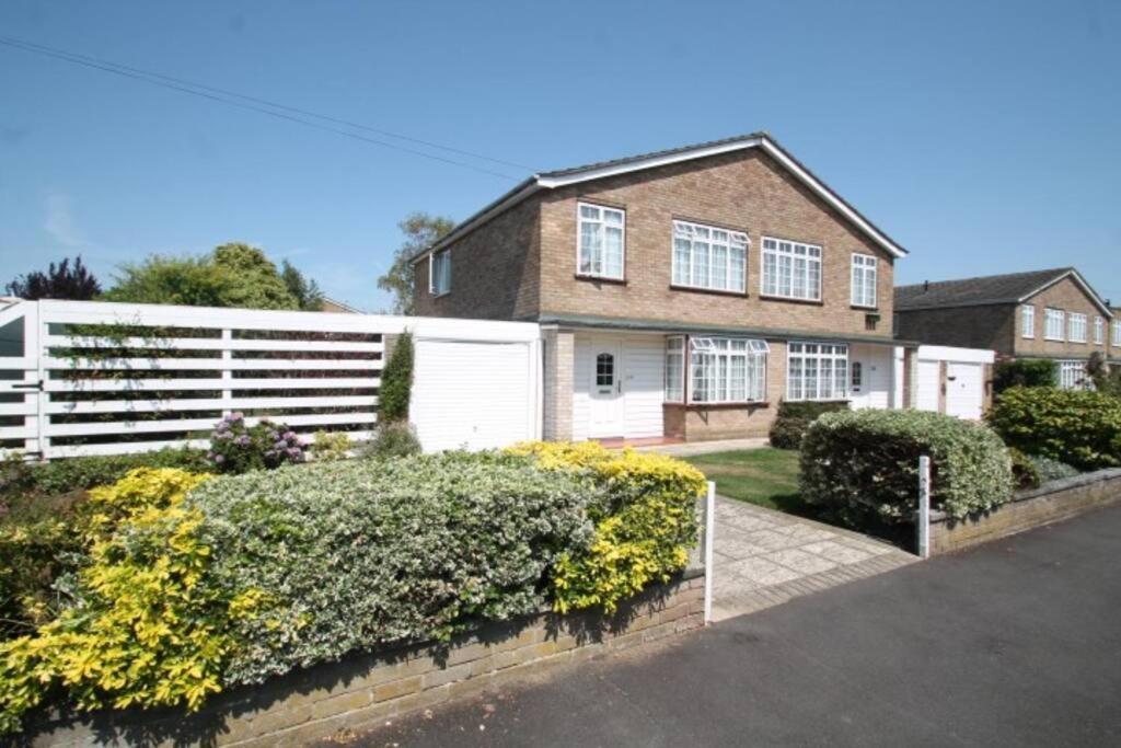 Nicely Decorated 3 Bedroom House Near Heathrow, London Staines-upon-Thames Exteriör bild